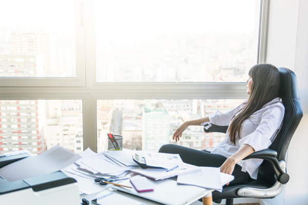 업무 효율이 떨어져 고민하는 직장인의 모습